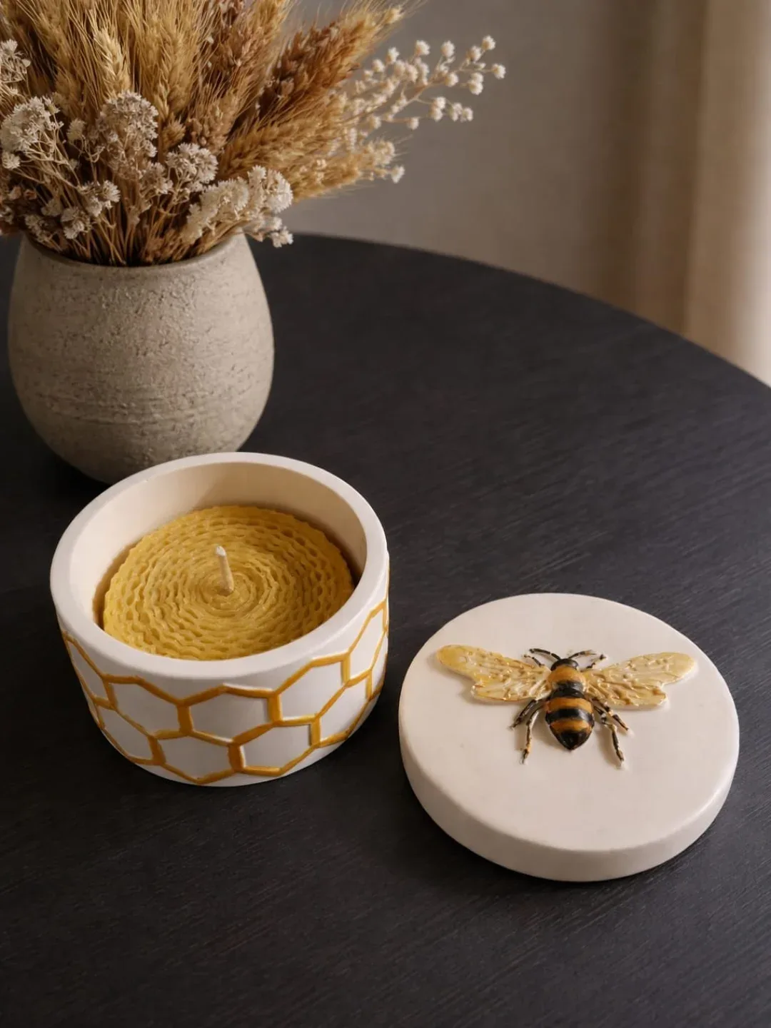 Saće svijeća s pčelom