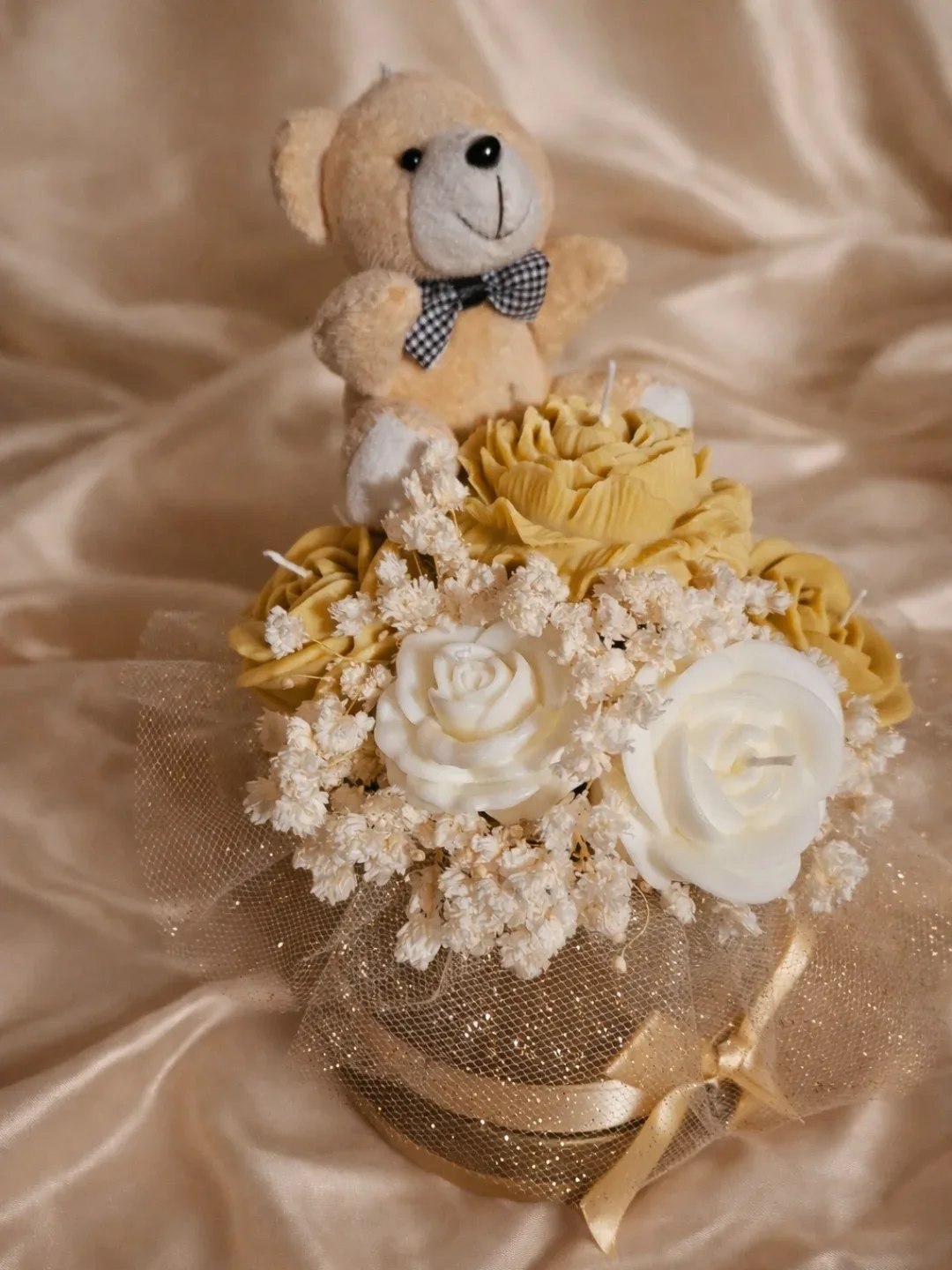 Bijeli buket s medvjedićem