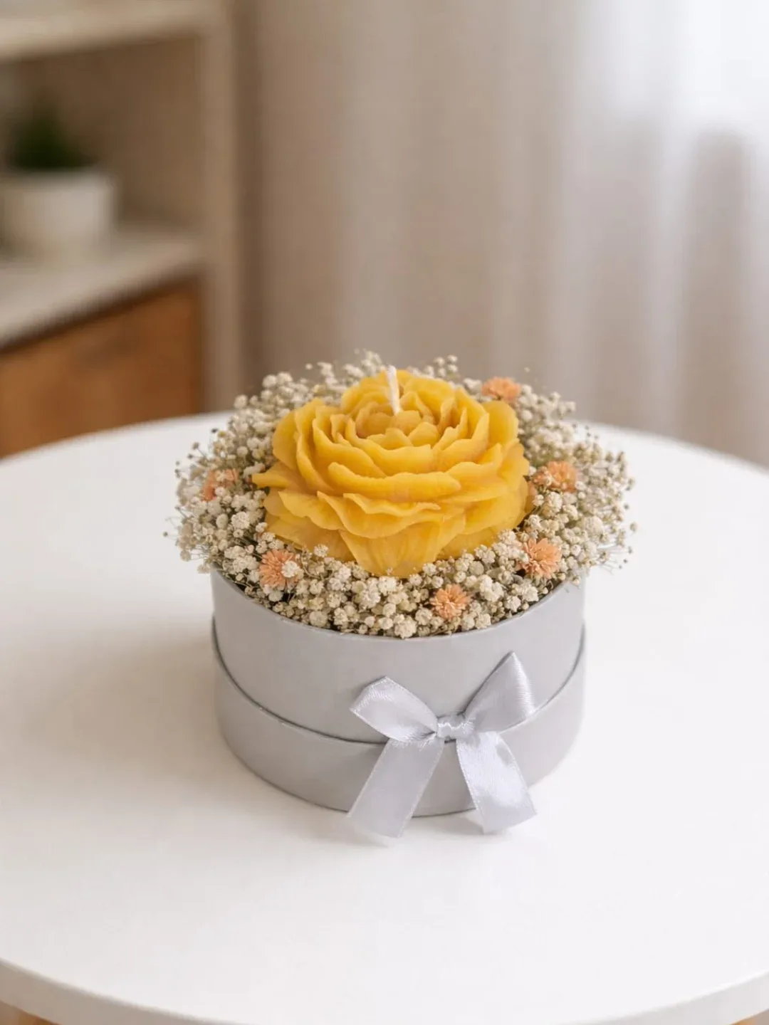 Rucno radena svijeca od pcelinjeg voska